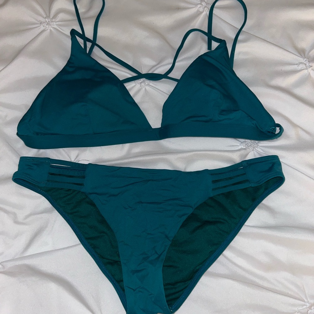 Billabong sage green bikini set with tie straps. Size M. Fits S and M!